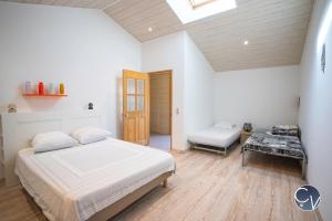 ein Schlafzimmer mit einem Bett und einem Stuhl darin in der Unterkunft Mas des Glycines in Saint-Montan + 76 Fotos