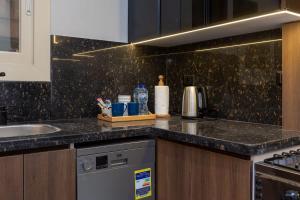 una cocina con fregadero y encimera en Luxury 2 BR - 1 Ensuite- POOL - By Beithady - BH-26-102, en New cairo