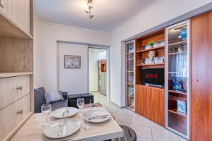 Μια τηλεόραση ή/και κέντρο ψυχαγωγίας στο Central Aplotaria Apartment