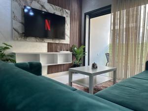 Televisyen dan/atau pusat hiburan di Charme & confort à 2 pas de la plage