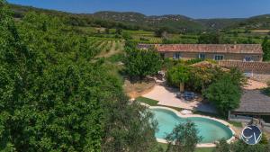 eine Luftaufnahme einer Villa mit Swimmingpool in der Unterkunft Mas des Glycines in Saint-Montan