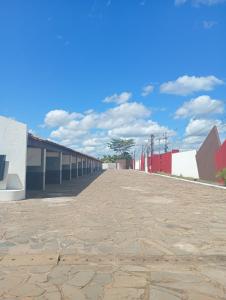 an empty street in front of a building at STILLUS - Hotel e Motel in Imperatriz