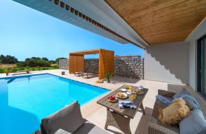 Kolam renang di atau dekat dengan Aethrion Villas & Suites