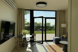 TV a/nebo společenská místnost v ubytování Apartament Hampton przy plaży - Etezje Apartamenty
