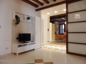 a living room with a tv and a door at appartamento alla Crea in Venice