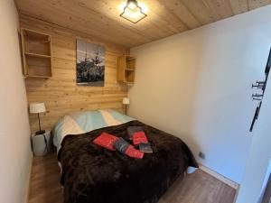 Ένα ή περισσότερα κρεβάτια σε δωμάτιο στο Le chalet des rêves - La Roche Blanche