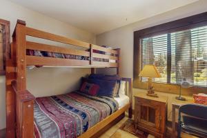 Ένα ή περισσότερα κρεβάτια σε δωμάτιο στο Silver Strike at Northstar