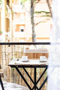 - une table sur un balcon avec deux tasses dans l'établissement ELIOS LIVING - Modern comfort, private parking, near center & 200m from the beach, à Bordighera 58 autres photos