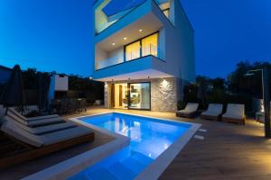 Bazén v ubytování Luxury Villa Favela with heated pool nebo v jeho okolí