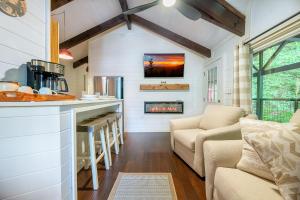 Posezení v ubytování Bear Cub Cabin By Avada Properties + 28 fotografií