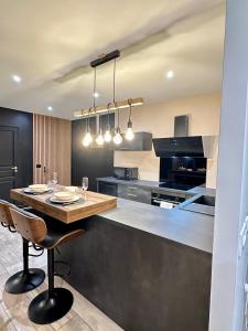Fotografie z fotogalerie ubytování La Suite Aimée - Espace relaxant avec balnéo v destinaci Angoulême