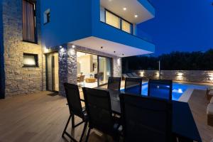 Bazén v ubytování Luxury Villa Favela with heated pool nebo v jeho okolí