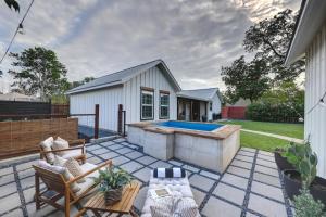 a backyard with a hot tub and a house at Wanderers Retreat House in Comfort