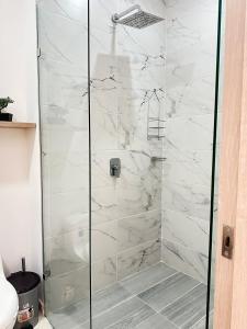 a bathroom with a shower with white marble at 707 Chess Loft en Pozos Colorados in Santa Marta