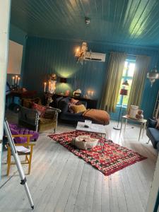 ein Wohnzimmer mit Sofa und Tisch in der Unterkunft Skien Villa in Skien