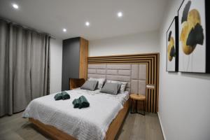 Un dormitorio con una cama grande en una habitación. en Amantis, en Zadar