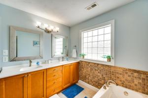 Ένα μπάνιο στο Walk to Public Beach Access Norfolk Family Home +28 φωτογραφίες