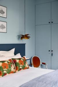 ein Schlafzimmer mit einem Bett und einer blauen Wand in der Unterkunft La Maison du Traict Chambres d'hôtes in Le Croisic + 19 Fotos
