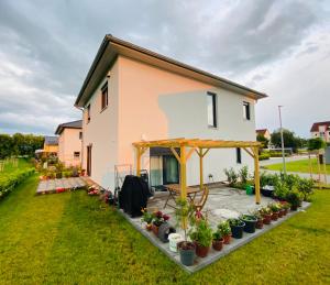 a house with potted plants in front of it at Sonnensteinzimmer Pirna - zwischen Sächsischer Schweiz und Dresden in Pirna