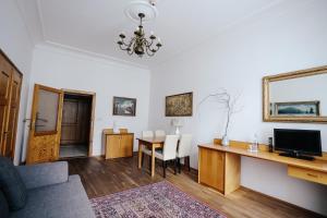 Televiisor ja/või meelelahutuskeskus majutusasutuses Hotel Šipka