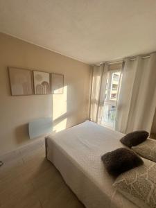 Postel nebo postele na pokoji v ubytování Apartment near Beach-Airport Open 24h