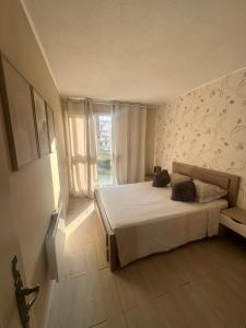 Postel nebo postele na pokoji v ubytování Apartment near Beach-Airport Open 24h