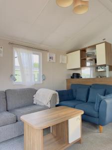 Ruang duduk di Fabulous 3 Bedroom Static Caravan at Billing Aquadrome