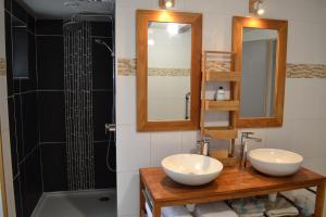 a bathroom with two sinks and a shower at Maison 3 chambres , terrasse et garage à 20 min de La Rochelle in Nuaillé-dʼAunis +12 photos