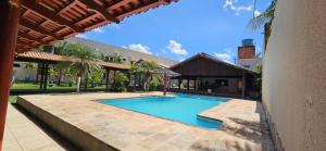 a swimming pool in the middle of a yard at Pumma Hotel Ourilândia in Ourilândia do Norte