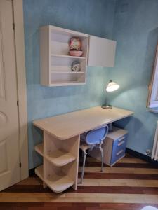 ジェノヴァにあるPontedecimo Apartment Twoのデスク(ランプ付)