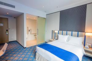 Holiday Inn Express Singapore Katong by IHG客房内的一张或多张床位