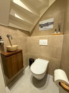 a bathroom with a toilet and a sink at B&B De Amsterdamse Poort in Haarlem