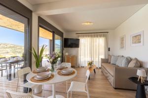 Χώρος καθιστικού στο Moirai Pavilions Luxury Villas