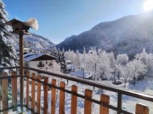 een balkon met uitzicht op een met sneeuw bedekte berg bij Castori 1 in Prazzo