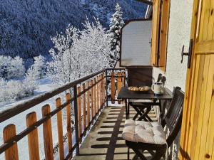 een balkon van een huis met een tafel erop bij Castori 1 in Prazzo