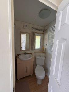 a small bathroom with a toilet and a sink at MONTDOU'Gîte in Montdoumerc