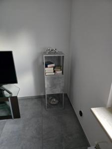 a corner of a room with a shelf with books at Ferienwohnung Baj in Albstadt