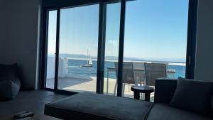 Afbeelding uit fotogalerij van NV seafront Villa Aegina in Áyioi