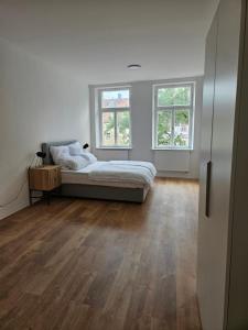 Giường trong phòng chung tại City Apartment Zentral in Fußgängerzone, 3 Schlafzimmer, 6 Personen