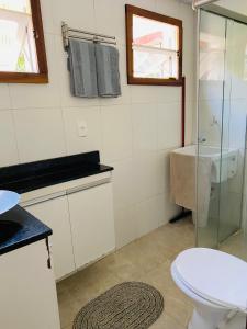 ein Badezimmer mit Toilette, Dusche und Waschbecken in der Unterkunft Cantinho Familia in Ouro Preto