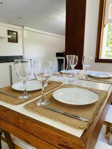 einen Tisch mit Weingläsern und einen Teller darauf in der Unterkunft Cantinho Familia in Ouro Preto