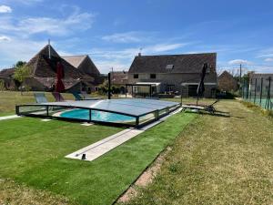 Bazén v ubytování Gîte la grange de Jeanne nebo v jeho okolí