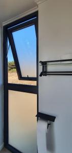 Una ventana en una habitación con vistas al desierto en Tiny House El PANGAL, en Cáhuil