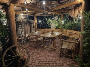 a room with a wooden table and chairs and a wooden wheel at Agroturystyka Na Wypasie in Grywałd