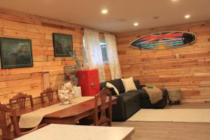 Rustic Guest Suite的休息区