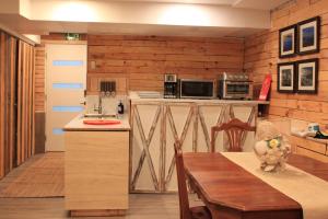 Rustic Guest Suite的厨房或小厨房
