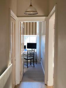 Μια τηλεόραση ή/και κέντρο ψυχαγωγίας στο Edinburgh Seaside Apartment