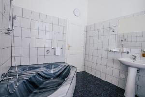 Koupelna v ubytování Hotel Šipka + 17 fotografií