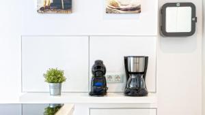 una encimera de cocina con licuadora en un estante en Las Olas - Luxury apartment in Palm-Mar, en Palm-mar