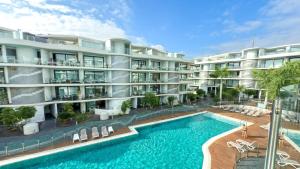 Bild eines Gebäudes mit Pool in der Unterkunft Las Olas - Luxury apartment in Palm-Mar in Palm-mar